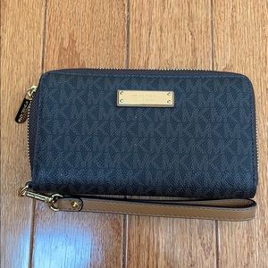 Michael Kors Logo Smartphone Wristlet